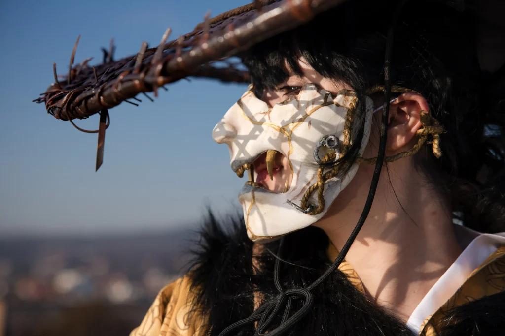 Studenti TTF-a ponosno predstavljaju repliku kostima Atsu iz Ghost of Yōtei TEHIX