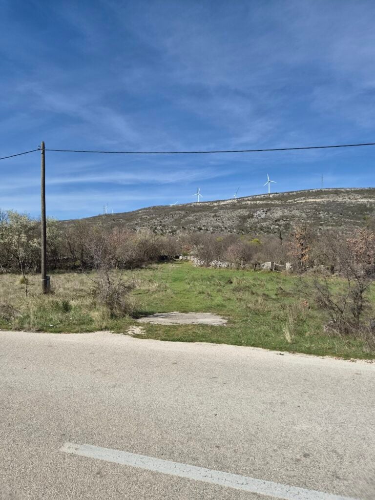 Pogled na suho nisko grmlje i planine, test Samsung Galaxy S26 uređaja kamere