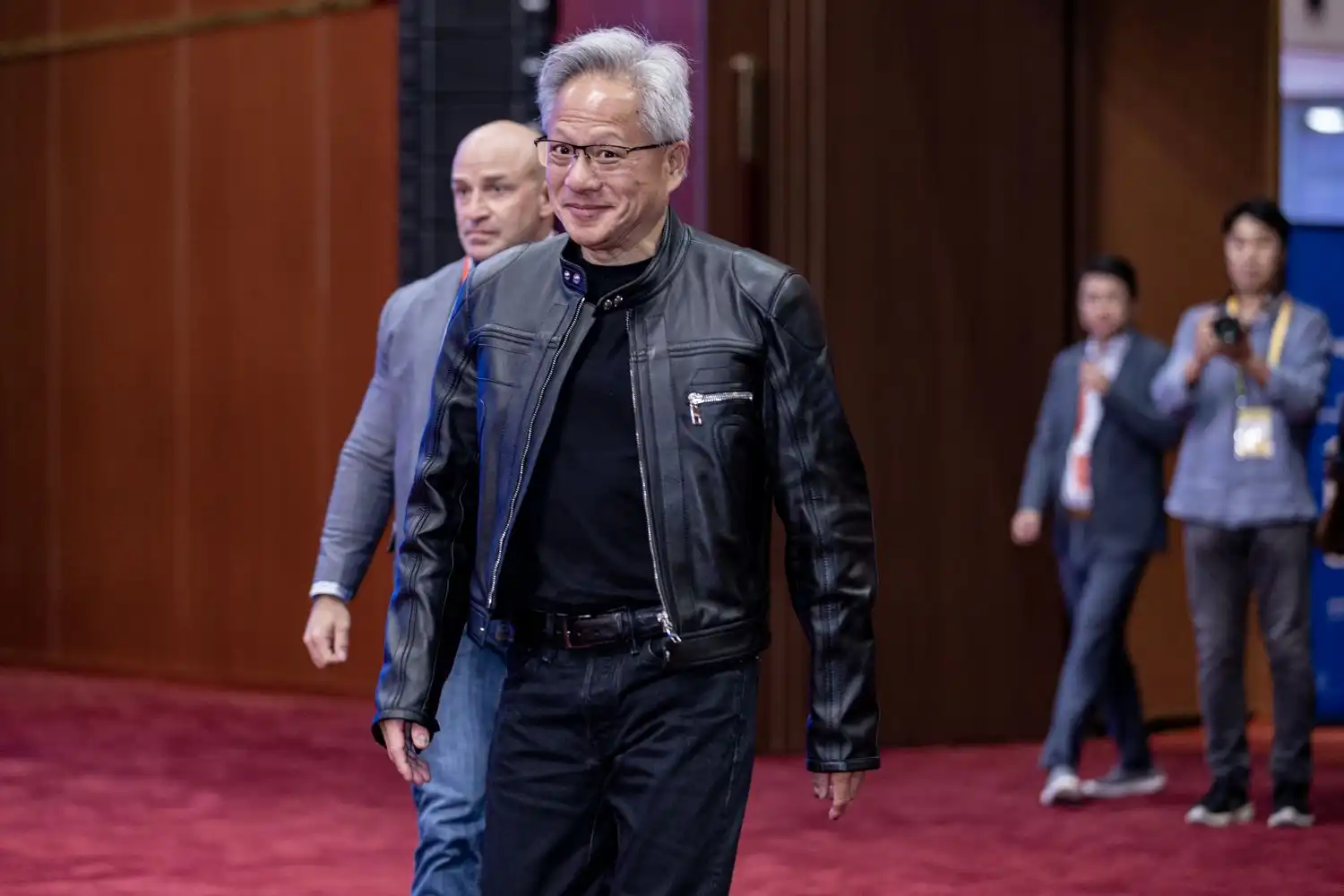Kožna jakna po kojoj je Jensen Huang poznat prodana je za gotovo milijun dolara na aukciji TEHIX