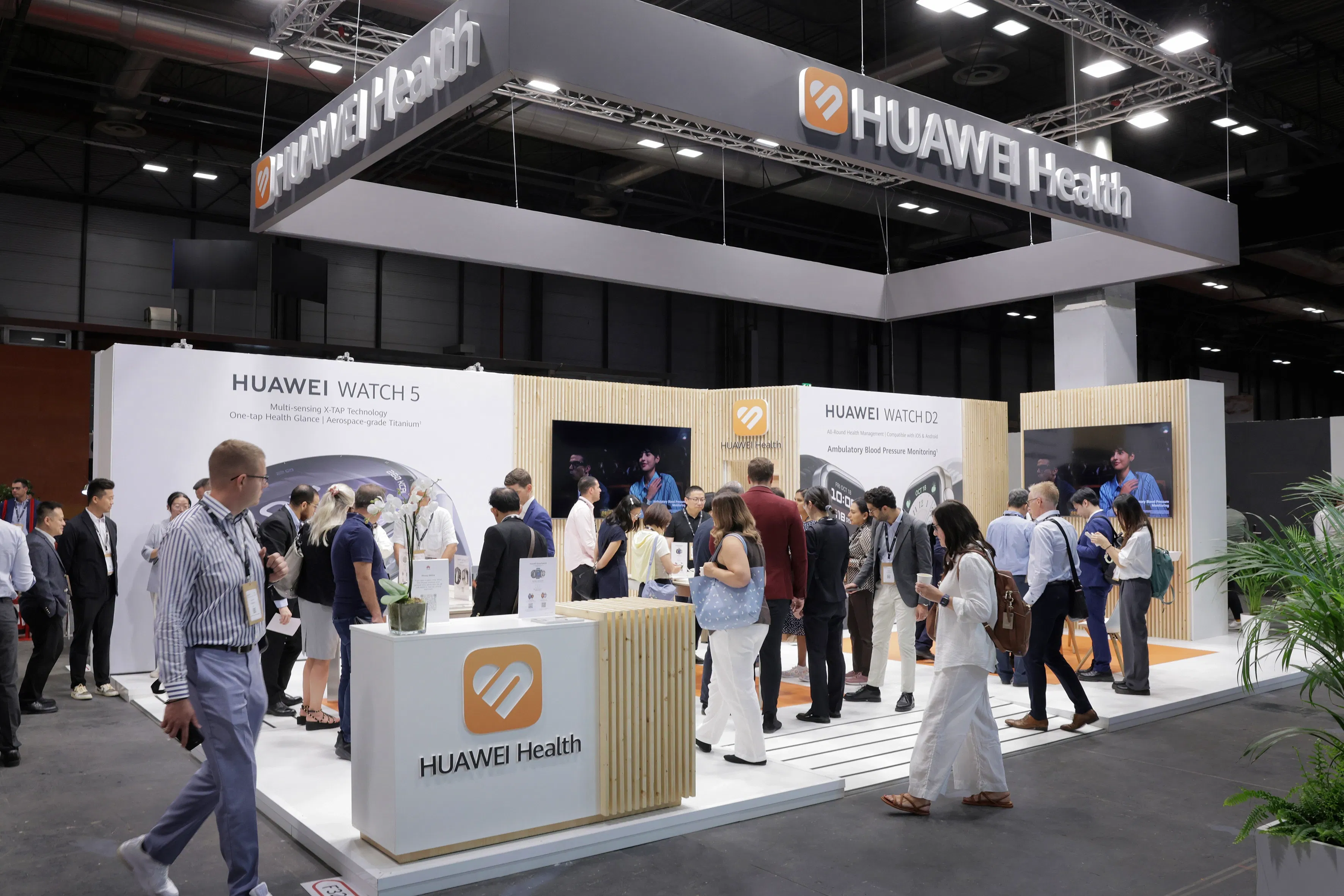 HUAWEI WATCH D2 na ESC kongresu 2025: nadogradnja značajki i novo plavo izdanje koje donosi revoluciju u praćenju krvnog tlaka i aritmije 