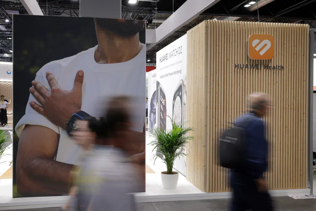 HUAWEI WATCH D2 na ESC kongresu 2025: nadogradnja značajki i novo plavo izdanje koje donosi revoluciju u praćenju krvnog tlaka i aritmije 